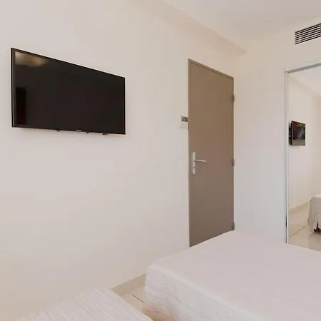 Luxury 3 Piece Garden In Cannes Marina Apartment